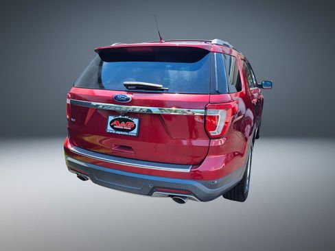 Used 2018 Ford Explorer XLT w/ Equipment Group 202A FWD image 3