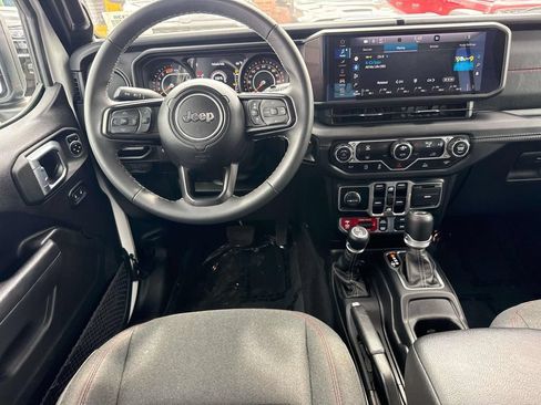 Used 2025 Jeep Wrangler Unlimited Rubicon AWD/4WD image 11