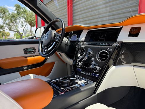 Used 2022 Rolls-Royce Cullinan Black Badge AWD/4WD image 28
