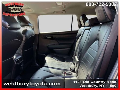 Used 2023 Toyota Highlander XLE AWD/4WD image 14