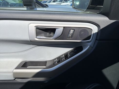 Used 2022 Ford Explorer XLT w/ Equipment Group 202A AWD/4WD image 15