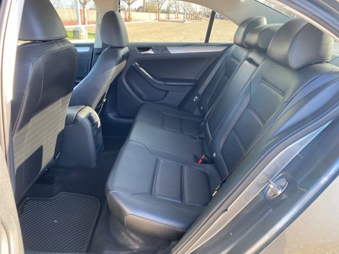 Used 2017 Volkswagen Jetta SE image 9
