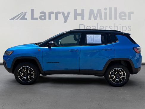 Used 2025 Jeep Compass Trailhawk AWD/4WD image 2