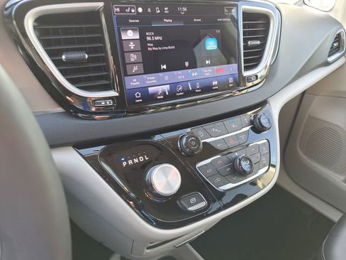 Used 2024 Chrysler Pacifica Touring-L image 13