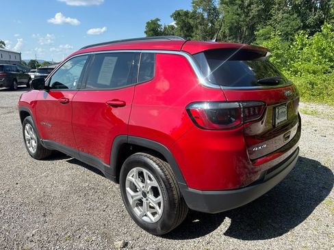 Used 2025 Jeep Compass Latitude w/ Sun & Sound Group AWD/4WD image 7