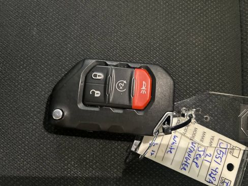 Used 2021 Jeep Wrangler Unlimited Sahara w/ LED Lighting Group AWD/4WD image 31