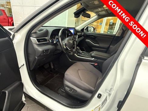 Used 2023 Toyota Highlander LE image 4