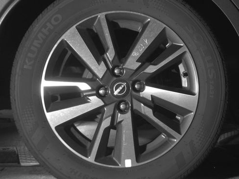 Used 2025 Nissan Versa SV FWD image 15