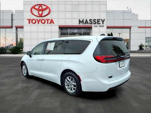 Used 2023 Chrysler Pacifica Touring-L FWD image 5