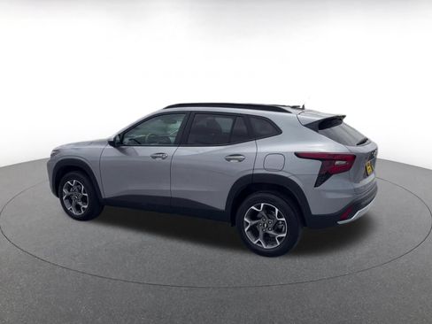 Used 2025 Chevrolet Trax LT FWD image 9