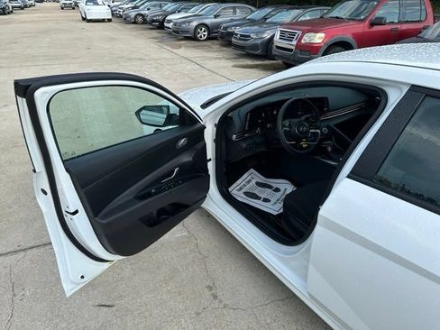 Used 2026 Hyundai Elantra SE FWD image 8