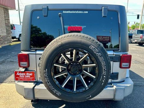 Used 2018 Jeep Wrangler Unlimited Sahara AWD/4WD image 6