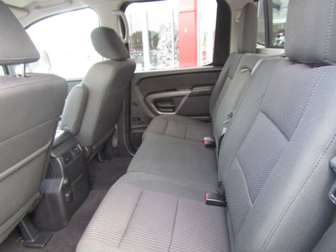 Used 2015 Nissan Titan SV image 11