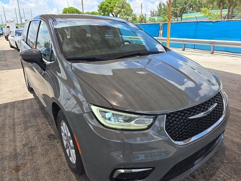 Used 2023 Chrysler Pacifica Touring-L FWD image 4