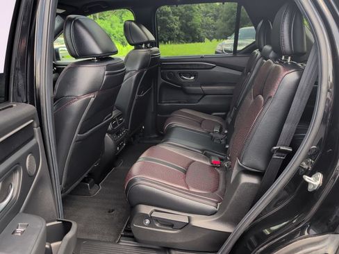 Used 2025 Honda Pilot Black Edition image 35