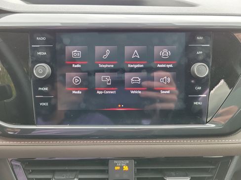 Used 2024 Volkswagen Taos SEL image 9