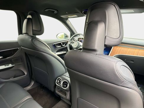 Used 2025 Mercedes-Benz GLC 300 4MATIC image 29