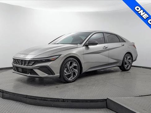 Used 2025 Hyundai Elantra Sport FWD image 2