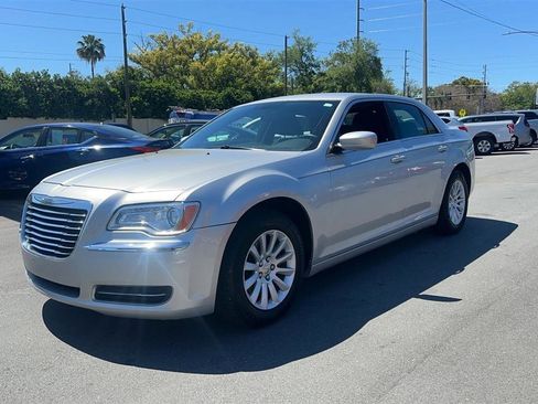 Used 2012 Chrysler 300 RWD image 3