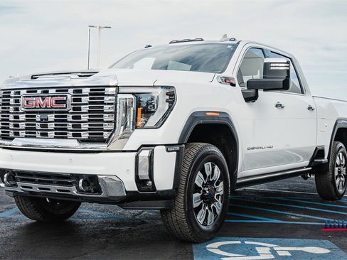 Used 2024 GMC Sierra 2500 Denali w/ Denali Reserve Package image 2