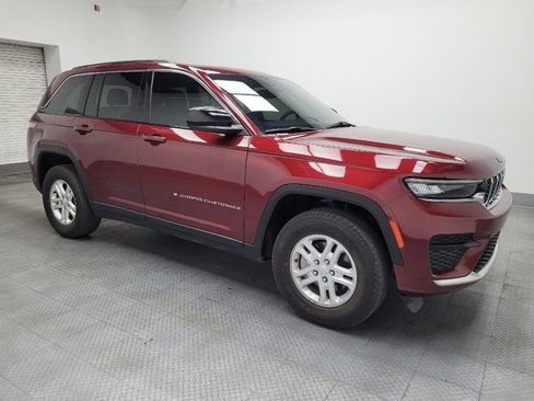 Used 2023 Jeep Grand Cherokee Laredo image 11