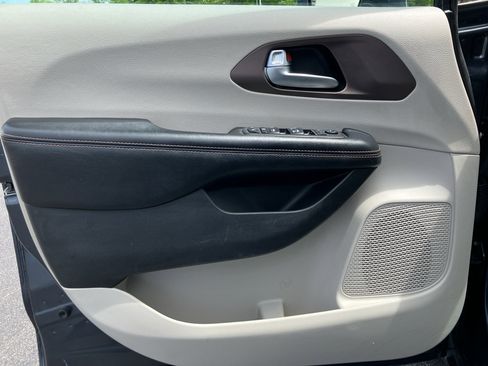 Used 2019 Chrysler Pacifica Touring-L FWD image 13