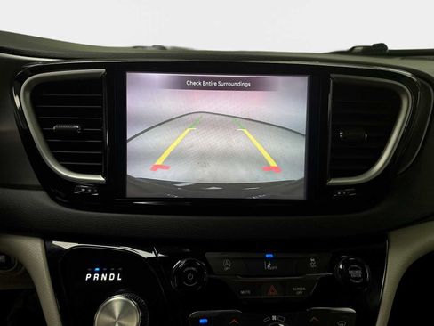 Used 2022 Chrysler Pacifica Touring-L FWD image 22