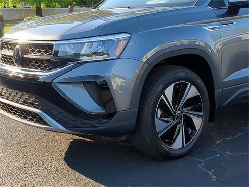 New 2024 Volkswagen Taos SE image 9