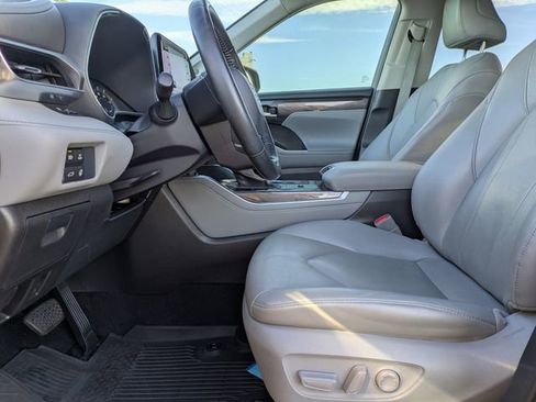 Used 2021 Toyota Highlander Limited image 21