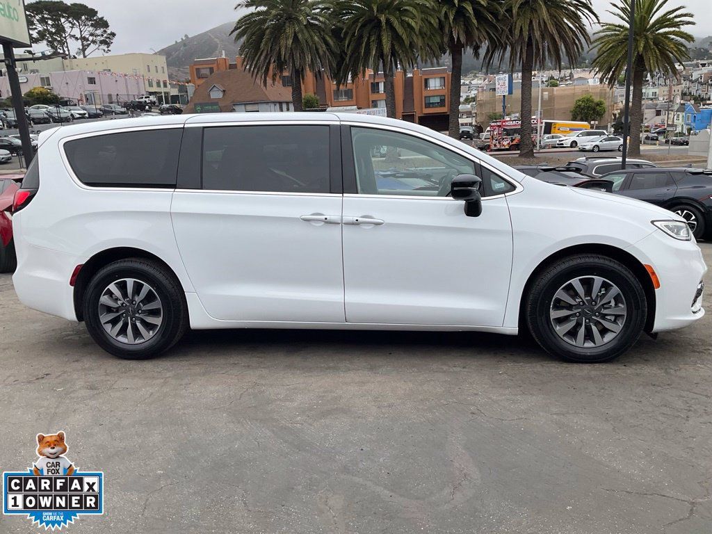 Used 2024 Chrysler Pacifica Limited FWD image 3