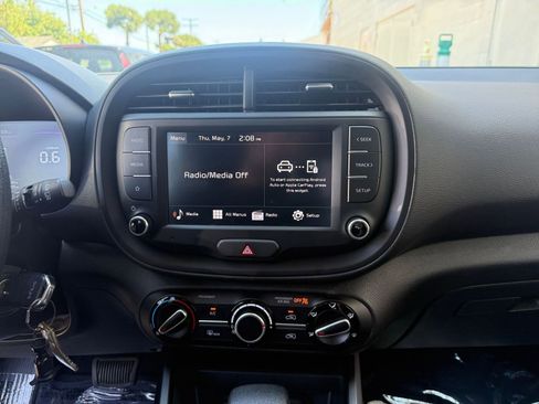 Used 2025 Kia Soul LX w/ LX Technology Package FWD image 17