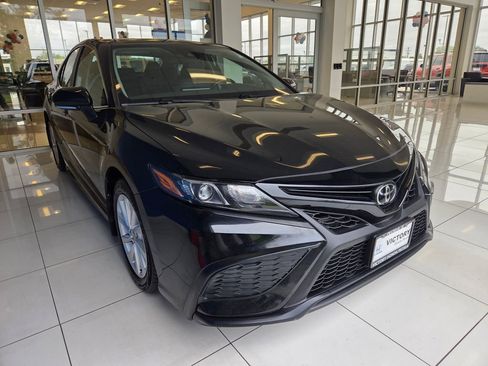 Used 2024 Toyota Camry SE FWD image 3