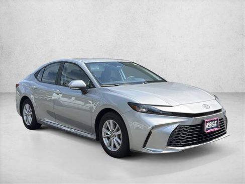 Used 2025 Toyota Camry LE FWD image 3