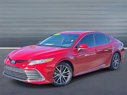 Used 2024 Toyota Camry XLE image 1