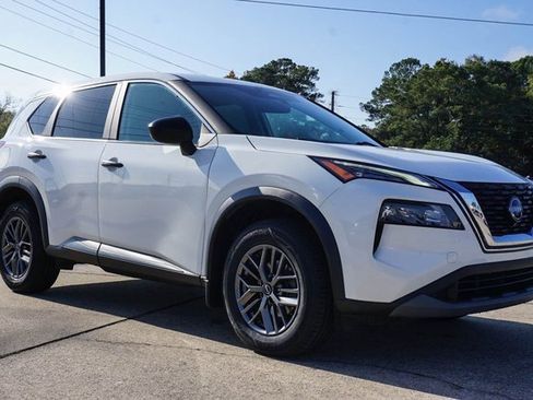 Used 2023 Nissan Rogue S image 2