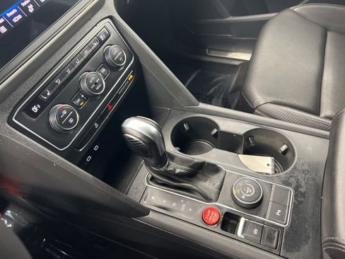 Used 2021 Volkswagen Atlas Cross Sport SE image 19