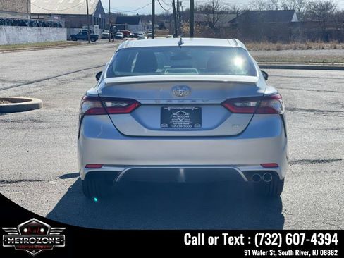 Used 2021 Toyota Camry SE FWD image 5