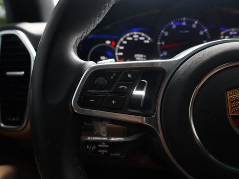 Used 2022 Porsche Cayenne AWD/4WD image 32