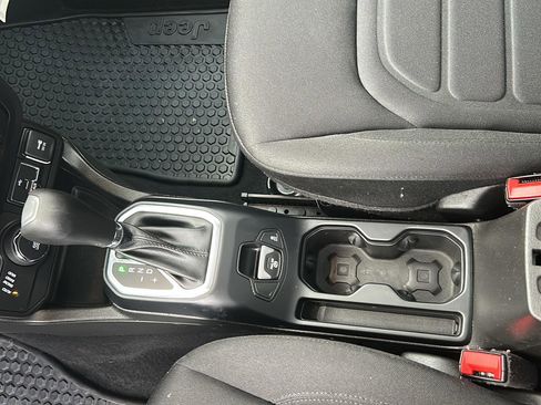 Used 2020 Jeep Renegade Latitude w/ UConnect 8.4 Nav Group image 23