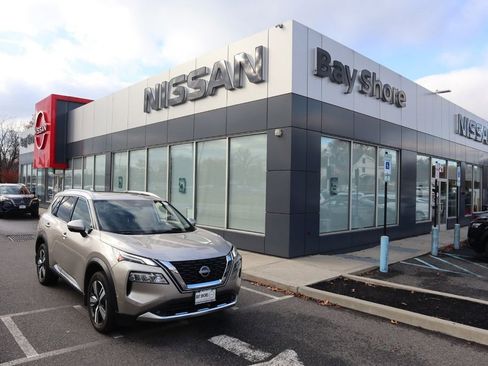 Certified 2022 Nissan Rogue Platinum w/ Head-Up Display Package AWD/4WD image 1