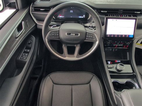 New 2025 Jeep Grand Cherokee Limited w/ Luxury Tech Group II image 16