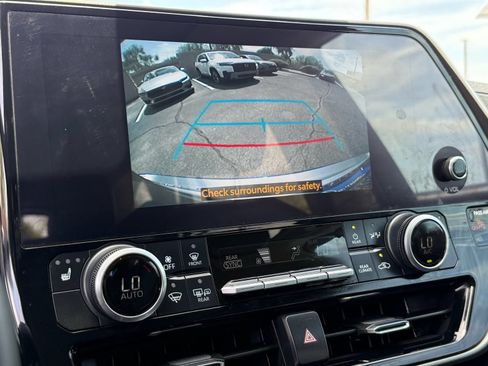 Used 2024 Toyota Highlander XLE FWD image 22