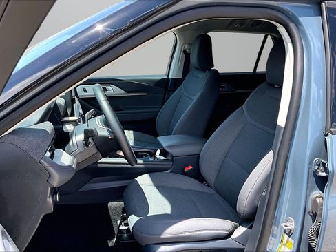 Used 2025 Ford Explorer Active AWD/4WD image 16