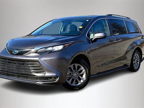 Used 2022 Toyota Sienna LE image 3
