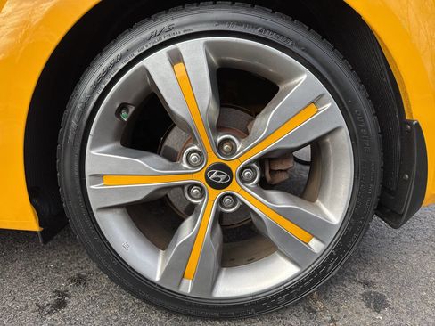 Used 2013 Hyundai Veloster w/ Tech Pkg image 12