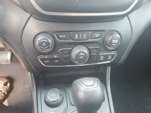 Used 2019 Jeep Cherokee Latitude w/ Popular Appearance Group AWD/4WD image 14