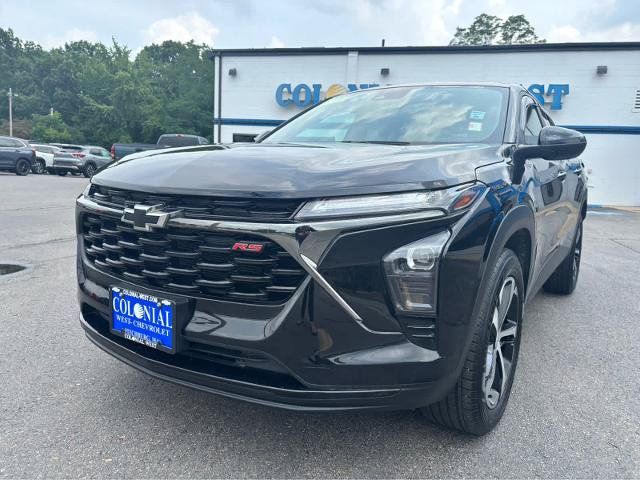 Used 2025 Chevrolet Trax RS w/ Sunroof Package FWD image 2