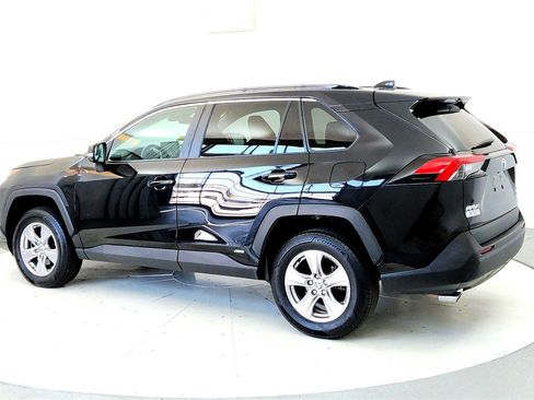 Used 2022 Toyota RAV4 XLE w/ Convenience Package image 4