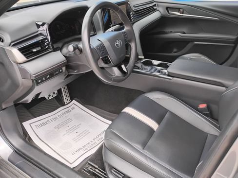 Used 2025 Toyota Camry SE FWD image 11