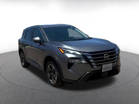 Used 2025 Nissan Rogue SV FWD image 3